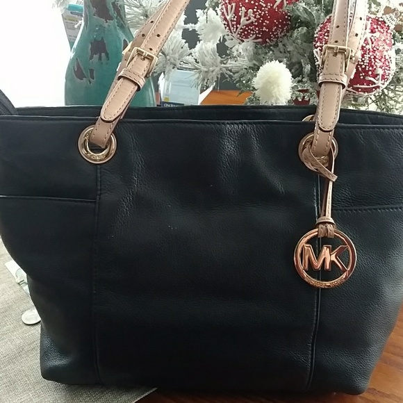 Michael Kors Handbags - Michael Kors black leather purse